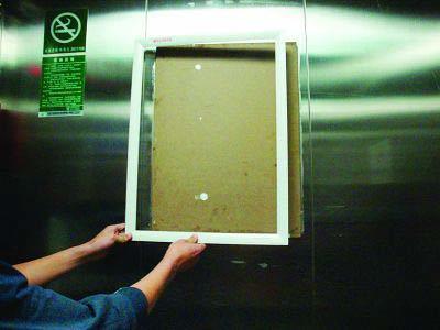 電梯廣告異味擾民，居民一怒砸毀廣告牌引關(guān)注